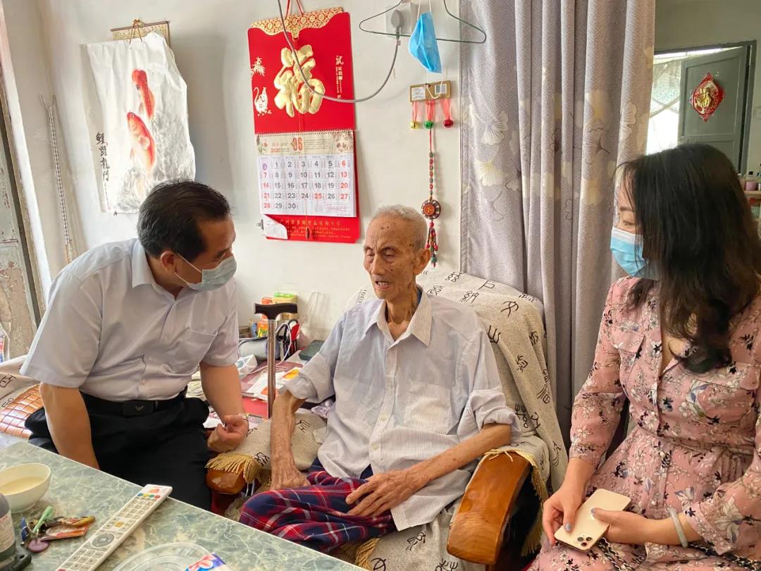 集团党委组织开展“七一”走访慰问活动 集团党委组织开展“七一”走访慰问活动
