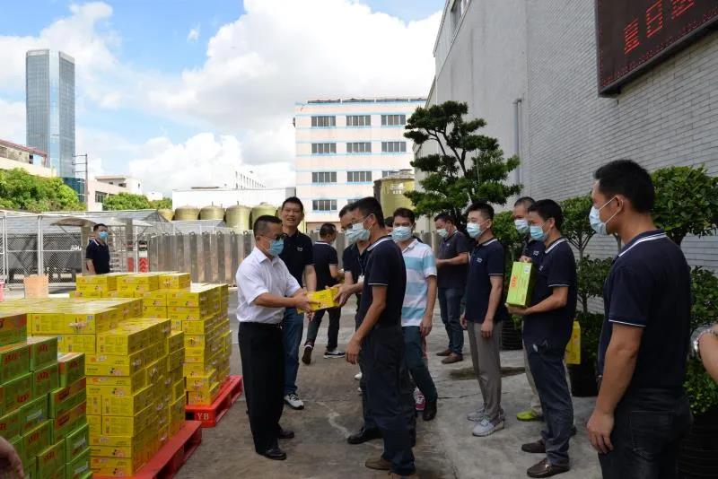 省总工会领导到广新集团所属珠江桥公司开展送清凉活动 省总工会领导到广新集团所属珠江桥公司开展送清凉活动