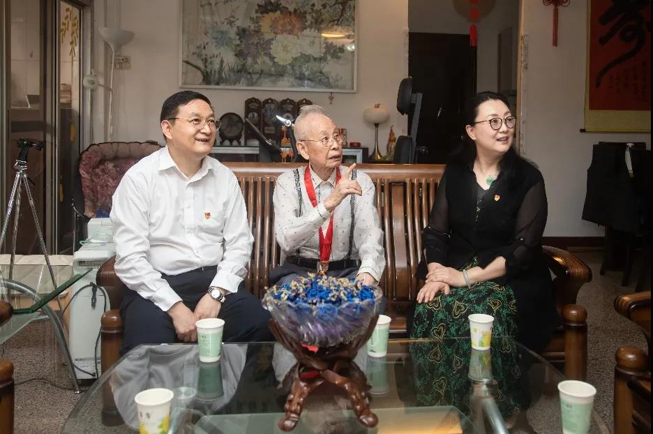 省国资委主任、党委副书记李成走访慰问广新集团老党员 省国资委主任、党委副书记李成走访慰问广新集团老党员