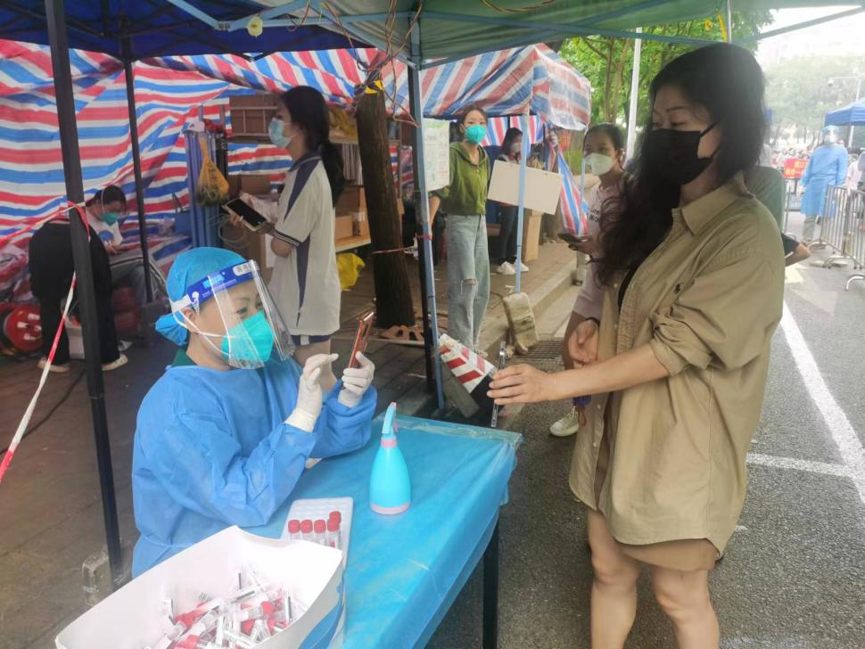 使命在肩,冲锋在前!广新集团党员干部就地“转岗”变身抗疫志愿者 使命在肩,冲锋在前!广新集团党员干部就地“转岗”变身抗疫志愿者